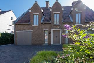 Deze ruime villa met mooie tuin is gelegen aan de rand van het centrum. U komt binnen in een ruime inkomhal met gastentoilet en toegang tot het leefgedeelte. Een zeer ruime living met eethoek. Prachtige eiken vloer en eiken wandmeubel voor tv en boeken. Hier tussen een mooie gashaard met prachtige hardstenen omlijsting. Veel ramen in de living zodat u binnen van uw tuin kunt genieten. De keuken is zeer ruim en volledig uitgerust. Extra diepe lades tegen de wand. Grote koelkast, vaatwasser, dubbele spoelbak en een combi-oven en een stoom-oven zodat u heerlijk kunt koken. In de keuken ook plaats voor een gezellige tafel. <br />Naastgelegen is nog een berging voor uw wasmachine en droogkast. Ook een kelder en toegang tot een ruime garage waar u de auto in kwijt kunt. Aan de zij-ingang van de woning is een extra douchekamer met toilet. <br />Beneden in hal is nog een extra kantoor ruimte. Als we naar boven gaan, dan vinden we daar een ruime overloop die toegang geeft tot 4 slaapkamers en een zeer ruime badkamer. Hier overal parket. De badkamer is volledig uitgerust met groot bad, ruime douche, dubbel lavabo en toilet. Er is nog een grote zolder die volledig geïsoleerd is en toegankelijk met een vlizo trap. <br />De villa is altijd zeer goed onderhouden en afgewerkt met hoogwaardige materialen. Aan de achterzijde overal elektrische screens voor de zon. Aan de zijkanten poorten zodat uw tuin geheel privé is. Een zeer mooi aangelegde volwassen tuin met verschillende terrassen. Een tuinhuis. Een fijne oprit met mogelijkheid voor 2 auto's. <br />Kortom een TOP villa voor wie privacy aan de rand van het dorp zoekt! <br />Verwarming op gas. EPC C label, ARAI conforme elektrische keuring, asbestattest in opmaak. <br />Interesse in een bezoek, bel Chantal 0468/156151 of e-mail naar info@domus-immobilien.be.