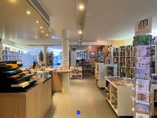 Mooi ingericht handelspand op een toplocatie in het centrum van Roeselare, op wandelafstand van De Munt en de Grote Markt.<br /><br />Het pand is vrij bij akte en momenteel ingericht als boekenwinkel.<br />Er zijn tal van mogelijkheden voor uiteenlopende commerciële activiteiten.<br /><br />Een extra troef is de mogelijkheid om het pand samen te voegen met het naastgelegen handelspand, waardoor een ruime commerciële oppervlakte kan worden gecreëerd.<br /><br /><strong>Indeling:</strong><br />Handelsruimte (320m²)<br />- etalage met gevelbreedte van 9m<br />- winkelruimte gelijkvloers met vaste toonbank en maatmeubilair<br />- winkelruimte -1 via trap<br />- kelder <br /><br />Stockageruimte:<br />- Achterliggende opslagruimte<br />- kitchenette &amp; toilet<br />- dienstdoorgang via de Albrecht Rodenbachstraat<br /><br /><strong>Extra</strong><br />Mogelijkheid tot aankoop van een ondergrondse parkeerplaats.<br />Dakkoepels vernieuwd.<br /><br /><strong>Contact:</strong><br />Voor meer informatie of een bezoek, contacteer Stijn op 0491 61 42 19 of info@stijndebusschere.be