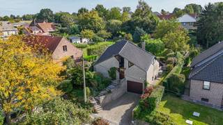 <p><strong>Te koop in Meise: open bebouwing met 3 slaapkamers</strong></p><p><br /></p><p>Deze open bebouwing ligt in een rustige en groene omgeving in Meise en valt meteen op door haar bijzondere architectuur en indrukwekkende leefruimte met hoge plafonds en grote raampartijen. Dankzij de slaapkamer en badkamer op het gelijkvloers is gelijkvloers wonen mogelijk. De woning beschikt over 3 slaapkamers, 2 badkamers, een inpandige garage, kelder en verschillende bergruimtes. De groene tuin met veel privacy vormt een mooie aanvulling op het geheel. Wolvertem, Merchtem, Londerzeel en Kapelle-op-den-Bos zijn vlot bereikbaar.</p><p><br /></p><p><strong>Belangrijkste ruimtes:</strong></p><p>• Lichtrijke woonkamer met haard en hoge plafonds</p><p>• Keuken met aansluitende bijkeuken</p><p>• 3 slaapkamers (31 m², 15 m² en 12 m²)</p><p>• 2 badkamers (waarvan 1 op het gelijkvloers, mogelijkheid tot 3de badkamer)</p><p>• Inpandige garage</p><p>• Kelder</p><p>• Meerdere bergruimtes</p><p><br /></p><p><strong>Troeven:</strong></p><p>• Bijzondere leefruimte met hoge plafonds en grote raampartijen</p><p>• Gelijkvloers wonen mogelijk dankzij slaapkamer en badkamer</p><p>• Groene tuin met veel privacy en inpandige garage</p><p><br /></p><p><strong>Wens je een bezoek? Contacteer ERA LEUS &amp; TOYE via 02/335.11.14 en plan een afspraak met Gilles Sato.</strong></p><p><br /></p><p><strong>JOUW DROOMHUIS. ZO GEVONDEN!</strong></p>