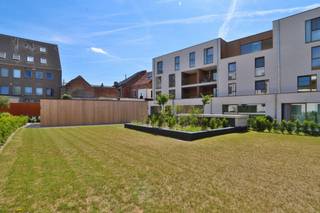 Dit <strong>gelijkvloers nieuwbouwappartement</strong>, recent opgeleverd binnen het BEN-project “<em>Het Perron</em>”, combineert comfortabel wonen met een uitstekende ligging aan het station, de fietsostrade en op wandelafstand van het centrum van Beveren.<br /><br />Het appartement beschikt over een <strong>bewoonbare oppervlakte van 106,72 m²</strong> en omvat <strong>twee slaapkamers</strong>. De aangename leefruimte geeft uit op het <strong>ruime zuidoost georiënteerde terras van 16,5 m²</strong>, dat <strong>afgebakend is met een haagje</strong>, waardoor u in alle privacy kan genieten van het buitenleven. De terrassen en tuintjes van de gelijkvloerse appartementen zijn bovendien gelegen in een grote, afgesloten gemeenschappelijke tuin, wat zorgt voor een groene, rustige en veilige woonomgeving.<br /><br />De <strong>keuken kan nog volledig naar eigen smaak en budget gekozen worden</strong>. <strong>Bovenop het bestaande keukenbudget geniet u bovendien van een extra keukenbudget ter waarde van € 5.000</strong>, waardoor u nog meer vrijheid heeft om uw droomkeuken samen te stellen.<br /><br />Op technisch vlak is het appartement uitgerust met <strong>vloerverwarming</strong>, een <strong>energiezuinige warmtepomp</strong>, <strong>zonnepanelen</strong> en een <strong>ventilatiesysteem type D</strong>, wat garant staat voor een aangenaam binnenklimaat, een laag energieverbruik en maximaal wooncomfort.<br /><br />Dankzij het <strong>BEN-label (E-peil max. E10)</strong> woont u hier bijzonder energiezuinig en toekomstgericht. Dit vertaalt zich niet alleen in lagere energiekosten, maar ook in <strong>financiële voordelen</strong>, zoals <strong>100% korting op de onroerende voorheffing gedurende 5 jaar</strong>.<br /><br />Daarnaast beschikt het project over een <strong>volledige ondergrondse parking</strong>, rechtstreeks toegankelijk vanuit het gebouw, met <strong>autostaanplaatsen, kelderbergingen en fietsenstallingen</strong>.<br /><br />Dit appartement komt bovendien in aanmerking voor de <strong>6% BTW*-regeling voor eigen bewoning</strong>.<br />Ook is het een interessante opportuniteit met <strong>6% BTW* voor investeerders</strong>! Geniet van een verlaagd BTW-tarief mits <strong>15 jaar verhuur</strong>, wat zorgt voor een lagere instap en een aantrekkelijk rendement op lange termijn.<br />(*mits voldaan wordt aan de wettelijke voorwaarden)<br /><br />Bent u op zoek naar een instapklaar, energiezuinig gelijkvloers appartement met 2 slaapkamers, een privatief terras, moderne technieken en een groene gemeenschappelijke tuin op een topligging?<br />Graag laten we u dit appartement persoonlijk ontdekken. Neem gerust contact met ons op voor bijkomende informatie of een bezoek via verkoop@homevast.be of tel. 03 344 77 44.