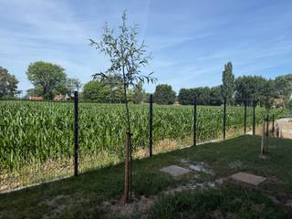 Deze bijzondere loftwoning bevindt zich op een nieuwe bedrijfssite en geniet van een mooi open uitzicht over de velden. De woning is discreet gelegen in de site en wordt verkocht in de huidige, actueel afgewerkte staat (elektriciteit, bevloeringen, ...) aan de vermelde prijs. Er bestaat evenwel de mogelijkheid om de woning verder te laten afwerken mits meerprijs.<br />De woning biedt alle hedendaags wooncomfort met aandacht voor energiezuinigheid. Dankzij het E-peil van 18, de warmtepomp, zonnepanelen en het ventilatiesysteem bent u verzekerd van een comfortabele en duurzame woning.<br />De benedenverdieping is ingericht als volgt: inkomhall, gezellige open leefruimte met geïnstalleerde keuken; je ervaart een instant aangenaam gevoel van ruimte en natuurlijke lichtinval. Aansluitend bevindt zich een onderhoudsvriendelijke tuin met open zicht. Op de bovenverdieping bevinden zich de nachthal, drie volwaardige slaapkamers en een stijlvolle badkamer.<br />Met een grote bewoonbare oppervlakte van ca. 192 m² biedt deze woning een sublieme verhouding prijs/kwaliteit. Bovendien is één parkeerplaats inbegrepen in de prijs en bestaat de mogelijkheid om een tweede parkeerplaats aan te kopen voor € 2.500, exclusief kosten. Deze unieke woning is de ideale keuze voor wie op zoek is naar een moderne, lichtrijke en energiezuinige woonst met een bijzondere ligging. Voor meer informatie, contacteer Sebastien op het nummer 0477 09 09 09. <br />