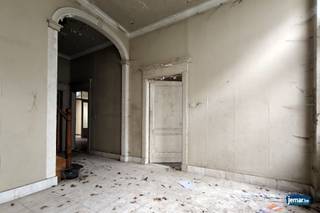 Deze stadshoeve, gelegen aan de kruising van het Abeelplein met de Graethemstraat, dateert uit het midden van de 19de eeuw. De...