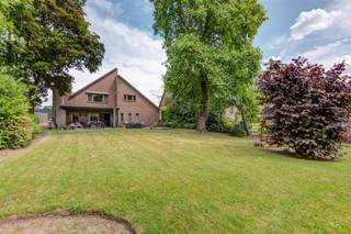 <p>Deze solide, goed onderhouden villa uit 1980 is centraal gelegen nabij de oprit E313. Deze woning leent er zich uitstekend toe om wonen en werken te combineren, maar kan ook omgebouwd worden tot kangoeroewoning (aparte ingang), of een ideale woning worden voor grote gezinnen (potentieel van zes slaapkamers). <br />Op de gelijkvloerse verdieping bevinden zich: een riante inkomhal, drie slaapkamers, twee badkamers, een zeer ruime leefruimte met half open keuken en een berging. <br />Via de dubbele inpandige garage of via de aparte inkom is de eerste verdieping te bereiken. Deze is op dit moment ingericht met kantoorruimtes, maar kan perfect omgevormd worden tot extra slaapkamers of woongelegenheid. De zolder is bereikbaar via een vaste trap. Deze kan dienst doen als archiefruimte of extra bergplaats. Verder is er een mooie ruime tuin met tuinhuis aanwezig. <br />Benieuwd welke mogelijkheden deze woning te bieden heeft? Maak dan snel uw afspraak!</p>