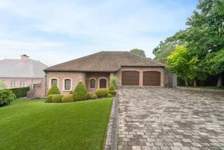 Ben jij op zoek naar een villa in een van de meest gegeerde wijken in de omgeving van Affligem? <br />Deze woning is gelegen in de villawijk BLAKMEERS en beschikt over 4 slaapkamers en 2 badkamers. De woning heeft een totale vloeroppervlakte van maar liefst 344m² en ligt op een perceel van 14a41ca. <br /><br />• Ondergronds:<br />- kelder<br /><br />• Gelijkvloers:<br />- inkomhal met vestiaire en aparte toilet<br />- ruime open leefruimte met geïnstalleerde keuken<br />- bijkeuken met wasplaats<br />- slaapkamer met ensuite badkamer (bad en douche) en dressing<br />- bureau met ingemaakte kasten<br />- inpandige garage voor 2 wagens<br /><br />• Eerste verdieping:<br />- 3 slaapkamers waarvan 2 met eigen lavabo<br />- nachthal<br />- douchekamer<br />- toilet<br /><br />• Bijzonderheden: <br />- EPC C -> geen renovatieplicht<br />- Bouwjaar 1992<br />- Vloeren in natuursteen en parket<br />- Waterverzachter <br />- Centraal stofzuigsysteem<br />- Instapklaar <br />- Bemeubeld<br /><br />Wens je meer informatie over dit unieke pand of graag een bezoek inplannen? Contacteer dan Robbe Van der Cammen via 0498 26 28 49 of robbe.vandercammen@albert.immo of bezoek onze website albert.immo. <br />Bij Albert kom je thuis!