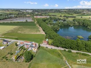 Bienvenue dans cette villa individuelle, harmonieusement située sur un terrain de 543m² au milieu d'une oasis verte qui garantit calme et vues imprenables. Cette propriété unique combine des finitions de haute qualité avec une disposition réfléchie, idéale pour ceux qui recherchent le confort et une expérience de vie exceptionnelle.<br /><br />Disposition :<br /><br />- 6 chambres à coucher complètes, réparties sur le premier et le deuxième étage - espace et flexibilité pour les loisirs ou les espaces de bureau.<br /><br />- Chambre principale avec dressing attenant.<br /><br />- Chambre au rez-de-chaussée aménagée en home cinéma, également parfaitement utilisable comme chambre à coucher ou bureau.<br /><br />- Espace de vie moderne avec cuisine ouverte entièrement équipée et finie.<br /><br />- 2 salles de bains entièrement équipées et 3 toilettes séparées.<br /><br />- Espace cave sec.<br /><br />- Certificat de performance énergétique (EPC : D) qui dispense de toute obligation de rénovation.<br /><br />- Belle terrasse aménagée avec piscine extérieure chauffée.<br /><br />- Terrain de pétanque privé.<br /><br />- Ample possibilité de stationnement pour au moins 4 voitures.<br /><br />Intéressé par cette perle au cœur de la nature ? Contactez-nous pour une visite et découvrez par vous-même le caractère extraordinaire de cette résidence unique !