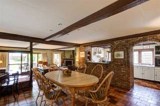 <p>Deze solide, goed onderhouden villa uit 1980 is centraal gelegen nabij de oprit E313. Deze woning leent er zich uitstekend toe om wonen en werken te combineren, maar kan ook omgebouwd worden tot kangoeroewoning (aparte ingang), of een ideale woning worden voor grote gezinnen (potentieel van zes slaapkamers). <br />Op de gelijkvloerse verdieping bevinden zich: een riante inkomhal, drie slaapkamers, twee badkamers, een zeer ruime leefruimte met half open keuken en een berging. <br />Via de dubbele inpandige garage of via de aparte inkom is de eerste verdieping te bereiken. Deze is op dit moment ingericht met kantoorruimtes, maar kan perfect omgevormd worden tot extra slaapkamers of woongelegenheid. De zolder is bereikbaar via een vaste trap. Deze kan dienst doen als archiefruimte of extra bergplaats. Verder is er een mooie ruime tuin met tuinhuis aanwezig. <br />Benieuwd welke mogelijkheden deze woning te bieden heeft? Maak dan snel uw afspraak!</p>