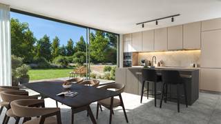 Nieuwbouw woning in halfopen verband in Kerkom, een landelijke deelgemeente van Boutersem. De woningen worden opgetrokken in een moderne stijl en hebben een bruto vloeroppervlakte van 232m². Beide woningen zijn ontworpen om volop van daglicht te genieten en de leefruimte op het gelijkvloers met luxueus ingerichte keuken is volledig naar de tuin gericht. Op de verdieping zijn er 3 slaapkamers, waaronder een ruime master bedroom met en-suite badkamer en een gedeelde douchekamer tussen de twee andere kamers.
De tuinen met terras worden volledig aangelegd, net als de opritten vooraan de woningen die de nodige parkeerplaatsen bieden. 
De woningen zijn gelegen op een mooi stuk grond dat achteraan uitgeeft op agrarisch gebied, De woningen worden volledig afgewerkt opgeleverd. Voor de inrichting zijn ruime budgetten voorzien, Ook de voor- en achtertuin, het terras en de oprit vooraan de woning worden volledig aangelegd.De woningen worden instapklaar en tot in de puntjes afgewerkt opgeleverd door Guilliams Construction Solutions. Daarom bouwen ze graag in nauwe samenwerking met de toekomstige bewoners, zodat zij hun eigen keuzes kunnen maken wat betreft de inrichting en de afwerking. Voor elke fase is er een ruim budget voorzien. Heeft u nog bijkomende wensen die niet binnen het standaardpakket vallen, dan zorgen zij voor een passende uitwerking op maat.