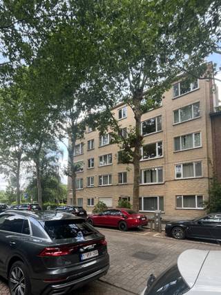 <br /><br />Ontdek dit charmante appartement, gelegen aan de Marie-Josélaan 73 in Berchem (Antwerpen). De lichte woonruimte wordt gekenmerkt door grote raampartijen die zorgen voor veel natuurlijke lichtinval en een aangename sfeer. Vanuit de leefruimte heeft u een mooi uitzicht op de omgeving. Een open keuken met elektrische oven, kookplaat, vaatwasmachine, dampkap en ijskast vervolledigt het geheel.<br />Het appartement beschikt over een functionele indeling met twee aparte slaapkamers, ideaal voor koppels of kleine gezinnen. De badkamer is uitgerust met een groot hoekbad, en er is een apart toilet.<br />Er is tevens een aparte wasplaats met ruimte voor wasmachine, droogkast en kasten. Een ruime kelder is voorzien.<br />Er is geen renovatieplicht gezien het appartement een EPC D heeft. Er werd dit jaar een nieuwe centrale hoogrendementsketel geplaatst<br />Het appartement is op dit ogenblik verhuurd.
