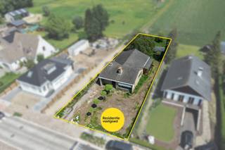 Deze rustig gelegen open bebouwing (bungalow) ligt in de nabijheid van het centrum van Sijsele, met scholen, winkels en belangrijke invalswegen op korte afstand. Achteraan geniet u van een mooi, open zicht op het omliggende landbouwgebied, wat bijdraagt aan een aangename en landelijke woonbeleving. De woning beschikt over een bewoonbare oppervlakte van ca. 132 m², aangevuld met een zolder van +/- 50 m², en bevindt zich op een perceel van 959 m² met een oost gerichte tuin. Bij het binnenkomen komt u terecht in de inkomhal met ingemaakte kast. De ruime en lichtrijke leefruimte van ca. 41 m² met open haard geeft toegang tot de veranda. Verder vindt u op het gelijkvloers een ruime keuken, een berging, een apart toilet en een technische ruimte. De woning telt drie volwaardige slaapkamers en een badkamer. Buiten geniet u van een grote tuin rondom de woning en een garage (ca. 40 m²) met zolder. Deze eigendom is ideaal voor wie op zoek is naar een rustige woonomgeving met ruimte en renovatiemogelijkheden op een goede locatie. EPC: 463 kWh/m² (label E).<br />De vermelde prijs is een richtprijs. Elk bod hoger of lager dan de vermelde prijs wordt overgemaakt aan de eigenaar die zich het recht voorbehoudt om dit al dan niet te aanvaarden. (Wg + Ag, Gmo, Vg, Gvkr, Vv) Ref. BR00312