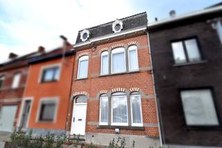 De woning is gelegen in de Koning Albertstraat te Kuurne, een centrale en levendige omgeving waar alle essentiële voorzieningen — zoals...