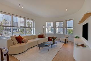 <p><span>Villa Cypris, gelegen aan Canadasquare 3 in Knokke, is een toonbeeld van luxe en elegantie. Deze uitzonderlijke villa, volledig gerenoveerd met hoogwaardige materialen en oog voor detail, biedt een adembenemend frontaal zeezicht vanuit diverse ruimtes.</span></p><p><span> </span></p><p><span>Niveau 0:</span></p><p><span>Imposante inkomhal met WC en ingemaakte vestiaire</span></p><p><span>Sfeervolle living met gietijzeren deur, toegang tot een aanpalend terras met open zicht over Canadasquare en frontaal zeezicht</span></p><p><span>Exclusieve keuken in lichte eik, voorzien van Miele-apparaten (oven, combi-oven, wijnkast, koelkast, vaatwasser, dampkap), Quooker-kraan en een koffiecorner. Directe toegang tot de achtertuin met terras.</span></p><p><span>Volledig aangelegde tuin met verlichtings- en besproeiingssysteem en een niet-overdekte autostaanplaats met laadpaal</span></p><p><span> </span></p><p><span>Niveau +1:</span></p><p><span>Master bedroom met frontaal zeezicht, ingemaakte kasten, en een en-suite badkamer met inloopdouche, dubbele wastafel en WC, plus toegang tot een klein terras met uitzicht over Canadasquare</span></p><p><span>Twee extra slaapkamers met ingemaakte kasten</span></p><p><span>Badkamer met inloopdouche en enkele wastafel</span></p><p><span>Aparte WC</span></p><p><span> </span></p><p><span>Niveau +2:</span></p><p><span>Tweede master bedroom met spectaculair frontaal zeezicht, ingemaakte kasten, groot terras en een open badkamer voorzien van een vrijstaand ligbad, dubbele wastafel en inloopdouche. Tevens een aansluitende open dressing en een aparte WC</span></p><p><span> </span></p><p><span>Niveau -1:</span></p><p><span>Ondergrondse parkeergarage met laadpaal, ruimte voor fietsen en golfkar, bereikbaar via een elektrische poort</span></p><p><span>Mudroom met ingemaakte kasten en zitbank</span></p><p><span>Berging met wastafel, wasmachine en droogkast </span></p><p><span>Aparte WC</span></p><p><span>TV-hoek/gastenkamer</span></p><p><span>Douchekamer</span></p><p><span> </span></p><p><span>Algemene troeven:</span></p><p><span>Ongeëvenaard frontaal zeezicht en open zicht over Canadasquare</span></p><p><span>Unieke ligging nabij La Reserve en op wandelafstand van het Zegemeer</span></p><p><span>Energiezuinige hoekwoning met karakter</span></p><p><span>Ruime parkeermogelijkheden</span></p><p><span>Warmtepomp en airconditioning</span></p><p><span>Geavanceerd domoticasysteem</span></p><p><span> </span></p><p><span> </span></p>