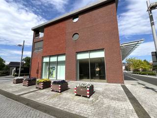 <p><strong>WINKELRUIMTE VAN 408m² GELEGEN IN HET WINKELCOMPLEX “KLOOSTERBEMPDEN” TE MAASEIK.</strong><br /><br /><strong>SCHERPE HUURPRIJS</strong><br /><strong>U heeft de mogelijkheid om dit pand te huren aan een zeer scherpe huurprijs van € 1.995 per maand. Op die manier bieden we ondernemers en/of starters de kans om zich op deze TOP-locatie te vestigen. Daarnaast is de verhuurder flexibel wat betreft de huurtermijn.</strong><br /><br />Het winkelcentrum “Kloosterbempden” is gelegen op 150m van de historische Markt van Maaseik. U vindt hier verschillende gevestigde ketens terug, zoals: Colruyt, Hema, Kruidvat, Pearle en Action.<br /><br /><strong>KENMERKEN</strong><br />- Oppervlakte gelijkvloers: 408m² (bruto).<br />- Stopcontacten en verlichting voorzien.<br /><span><strong><br />GELIJKVLOERS<br /></strong>- Winkelruimte (8m x 12,20m = 97,60m²): verlaagd plafond, 2 ingangen, laminaat.<br />- Magazijn/uitbreiding mogelijk (12m x 7,70m = 92,40m²): 1 ingang, laminaat.<br />- Keukenruimte (3,40m x 3,55m = 12,07m²): laminaat.<br />- Berging 1 (6,4m x 4,80m = 30,72m²): laminaat.<br /></span>- Gang (1,80m x 7,50m = 13,50<span>m²): laminaat.<br /></span>- Toilet (1,10 x 1,55m = 1,71<span>m²): hangtoilet, lavabo, laminaat.<br /></span>- Berging 2 (1,40m x 1,50m = 2,10<span>m²): laminaat.<br /></span>- Technische ruimte (6,10m x 3,40m = 20,74<span>m²): laminaat.</span><br /><br /><strong>EXTRA INFORMATIE<br /></strong>- Gemeenschappelijke kosten: info volgt.<br />- Aanvaarding huurder steeds in overleg met verhuurder. Onroerende voorheffing, kosten/verbruik nutsvoorzieningen ten laste van huurder.<br />- EPC in opmaak<br /><br />Bekijkt u deze advertentie via een aanverwante vastgoedsite, surf dan zeker naar onze website <strong>www.N78vastgoed.be</strong> voor een uitgebreide beschrijving en plannen. Meer info: <strong>+32 (0)89 86 18 88</strong> of <strong>info@N78vastgoed.be</strong>.</p>