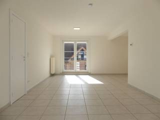 <p><span>Instapklaar appartement met balkon gevestigd in Residentie Langs 't Water, gelegen in het rustige woonerf ‘Hof Ter Bloemmolens’.</span></p><p><span> </span></p><p><span>Het appartement is gelegen in de directe omgeving van school, openbaar vervoer, winkels en op slechts 5 min. van de Grote Markt.</span></p><p><span> </span></p><p><span>Het appartement ligt op de 2de verdieping en de indeling is als volgt: inkomhall met apart gastentoilet, living met toegang tot het balkon vooraan, open ingerichte keuken (keramische kookplaat, dampkap, dubbele spoelbak, oven en koelkast met diepvriesvak), berging met aansluiting voor wasmachine en droogkast, 2 slaapkamers en een ingerichte badkamer met enkele lavabo en douche.</span></p><p><span>Vanop het balkon hebt u zicht op het woonerf.</span></p><p><span> </span></p><p><span>In de kelderverdieping bevindt zich de afzonderlijke kelderberging (5 m²).</span></p><p><span>Er is parkeergelegenheid voor de deur.</span></p><p><span> </span></p><p><span>De verwarming is centrale verwarming door middel van warmtekrachtkoppeling. Deze energie is afkomstig van de Oude Bloemmolens en zorgt voor een laag energieverbruik. </span></p><p><span> </span></p><p><span>Voor meer informatie of u wenst een afspraak, neem gerust contact met ons op. </span></p>