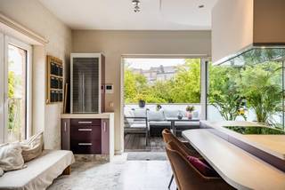 <p><strong><span>Bent u op zoek naar een duplexappartement met veel ruimte en potentieel? </span></strong><span><br />Dan is dit exclusieve appartement precies wat u zoekt. </span><span>Gelegen aan de Ninoofsesteenweg 1022 in Dilbeek geniet deze eigendom van een strategische ligging met een uitstekende bereikbaarheid naar scholen, winkels, openbaar vervoer en de op - en afrit van de autostrade. <br /><br />Met de wagen staat u in no time in centrum Dilbeek, Ternat en Lennik. <br /><br /></span><span><span>Huidige indeling<br /><br /></span>Momenteel is het pand ingericht als schoonheidssalon met appartement. Mits aanpassingen kan men hier een zeer ruim duplexappartement met 4 kamers van maken. <br />Bij het betreden van het pand komt u terecht in een stijlvolle ontvangstruimte (15,50 m²) met aansluitend het eerste gedeelte van het salon. Samen goed voor een oppervlakte van 40,50 m². </span><span>Verder beschikt het salon over twee verzorgings- of massageruimtes (16,50 m² en 10 m²), een douchekamer, een apart toilet en een praktische berging. Het volledige salon werd afgewerkt met hoogwaardige materialen, waaronder marmer en natuursteen, en straalt klasse, comfort en exclusiviteit uit.</span></p>
<p><span>Op de eerste verdieping bevindt zich een prachtig afgewerkt appartement van 95 m². De ruime leef- en eetkamer met open, volledig uitgeruste keuken vormt het hart van het appartement. De hoogwaardige afwerking van het salon werd naadloos doorgetrokken naar het woongedeelte, wat resulteert in een stijlvolle en harmonieuze woonomgeving. Vanuit de keuken heeft u rechtstreeks toegang tot het aangename terras.</span></p>
<p><span>Het appartement beschikt verder over één ruime slaapkamer met een ensuite badkamer en een apart gastentoilet.</span></p>
<p><span>Als extra troeven beschikt deze eigendom over een gunstig EPC (A), conforme elektriciteit, airco-systeem, twee privatieve autostaanplaatsen en een privatieve kelder.</span></p>
<p><strong><span>Contacteer ons vandaag nog voor meer informatie of plan een bezoek en ontdek zelf alle troeven van deze uitzonderlijke eigendom.<br /><br /></span></strong>Info@impromove.be - 02 887 80 56</p>