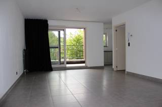 Mooi en gezellig appartement gelegen op de eerste verdieping. De inkomhal geeft u enerzijds toegang tot de woonkamer met aansluitend de kitchenette...