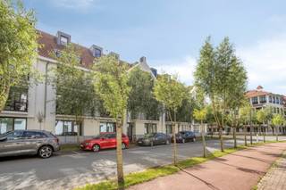<span><span>Dit appartement met balkon en 2 slaapkamers is gelegen op de 3° en 4° verdieping.  Met een woonoppervlakte van 100 m² in een indrukwekkend karakteristieke gebouw met een toonaangevende uitstraling.  Gelegen in het hart van de wijk Duinenwater, straalt het geheel prestige en ruimte uit.  Zicht op de fraai aangelegde binnentuin.  Een unieke charme in een rustige leefomgeving, en toch op wandelafstand van de exquise boulevards en de Noordzee.<br /><br />De indeling is ruim en overzichtelijk.  Aansluitend op de entree met gastentoilet ligt de royale woonkamer waar het zonlicht zacht naar binnen valt en zorgt voor een warm en sfeervol wooncomfort.  Een open keuken, volledig ingericht met een afzonderlijke waskamer/berging.  Via de binnentrap toegang tot de 2 slaapkamers, badkamer met douche en een 2° toilet.  Het geheel is hoogwaardig afgewerkt en met een energielabel A is het appartement bovendien bijzonder energiezuinig en toekomstbestendig. <br /><br /><u>Troeven:</u><br />• kwaliteitsafwerking doorheen het volledige appartement;<br />• <strong>Energielabel A</strong>;<br />• Mondaine locatie en toch voldoende parkeergelegenheid;<br />• <strong>2 privatieve bergingen inbegrepen</strong>;<br />• Gemeenschappelijke fietsenberging.<br /><br />Interesse ? Contacteer Diksimmo en u bent van harte welkom voor een bezoek aan dit unieke aanbod.  Bel <strong>051 50 11 51 </strong>of mail naar <u>diksmuide@diksimmo.be</u>.</span></span>