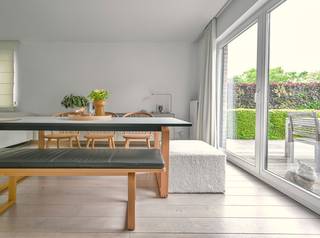 Welkom in deze charmante woning in Ruisbroek, waar rust, licht en gezelligheid samenkomen.<br />De woning beschikt over drie fijne slaapkamers, een verzorgde badkamer en maar liefst twee zolders die extra mogelijkheden bieden voor opslag, hobbyruimte of verdere inrichting.<br />Op het gelijkvloers geniet u van een prachtige leefruimte met veel natuurlijke lichtinval en een stijlvolle, vernieuwde keuken die meteen in het oog springt. Aansluitend vindt u de garage met praktische wasplaats.<br />Het smaakvolle interieur met parketvloeren, lichte muren en kwalitatieve afwerkingen zorgt voor een warme en uitnodigende sfeer doorheen de hele woning. Zowel de keuken als de badkamer werden vernieuwd, waardoor de woning instapklaar is.<br />Buiten geniet u van een mooi perceel met een perfecte oriëntatie, ideaal om in alle rust te ontspannen. Deze woning straalt kalmte en harmonie uit en vinkt werkelijk heel wat wensen af voor wie op zoek is naar comfortabel wonen in een aangename omgeving.