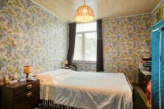 De Goudensterstraat is een rechte, korte straat afgelijnd met klassieke Gentse arbeidershuizen uit de periode 1845. De straat is bijzonder rustig en geeft uit op de Zuidkaai. Winkels, cafeetjes en restaurants liggen op wandelafstand. Met de fiets ben je op 5 minuten in het centrum van Gent. <br /><br />Achter de bruine deur aan de straatzijde schuilt een sfeervolle passage waarin de voordeur van het huis zich bevindt en via waar de binnenkoer te bereiken is.<br /><br />Het huis staat op een perceel van 142 m² en is ongeveer 127 m² groot. <br /><br />Momenteel bestaat de woning uit een ruime eetkamer, een aparte living en een keuken met badkamer en apart toilet. De drie slaapkamers bevinden zich op de eerste verdieping. Op de tweede verdieping bevindt zich de zolder in het dak. De omsloten koer biedt veel rust, privacy en geborgenheid<br /><br />Bestuursmaatregelen in het maatregelenregister: nee