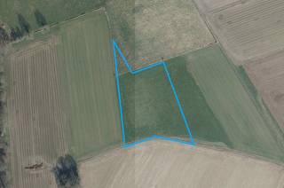 Perceel landbouwgrond (momenteel akkerland) gelegen op korte afstand van de Haachtstraat. Het perceel is te bereiken via een losweg en is omgeven door andere akkerlanden. Het perceel heeft een oppervlakte van ± 93a 74ca en is verpacht. Gvg, Lwag, Gmo, Vkr, Gvv. P-score: A.<br /><br />WETTELIJKE VERPLICHTE VERMELDINGEN:<br />Vergunningen: nee<br />Bestemming: landschappelijk waardevol agrarisch gebied<br />Geen gerechtelijke maatregelen opgelegd.<br />Voorkooprecht: ja (pachter)<br />Verkaveling: nee<br />P-score: A<br />Maatregelenregister: nee