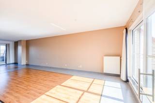 Welkom in dit prachtige duplexappartement, gelegen in de <strong>rustige en aangename woonomgeving.</strong> Dankzij de royale leefruimtes, doordachte indeling en overvloedige natuurlijke lichtinval geniet je hier van het ruimtegevoel en comfort van een echte woning.<br /><br />Het appartement bevindt zich op de <strong>derde en vierde verdieping </strong>van de residentie. Via de inkomhal, voorzien van een apart gastentoilet, kom je terecht in de indrukwekkende leef- en eetruimte. Hier staan ruimte, licht en comfort centraal. De halfopen keuken sluit naadloos aan op de leefruimte en is praktisch ingericht.<br />Een absolute troef zijn de <strong>twee ruime terrassen van 20 m² en 11 m²</strong>. Op de bovenverdieping bevinden zich <strong>drie comfortabele slaapkamers</strong>, een badkamer uitgerust met zowel een ligbad als douche, en een handige berging. De woning beschikt bovendien over een<strong> garagebox</strong>, die niet alleen plaats biedt aan een wagen, maar ook extra bergruimte creëert.<br /><br /><strong>Huurprijs: € 1.300 per maand + algemene onkosten: € 100 per maand.</strong><br />EPC-label A en het appartement is<strong> onmiddellijk beschikbaar.</strong><br /><em>Individuele tellers voor water, gas en elektriciteit. </em><br /><br /><strong>Een bezoek is uitsluitend mogelijk na afspraak via e-mail op cvg@claves.be of telefonisch via 03/502.98.74.</strong>