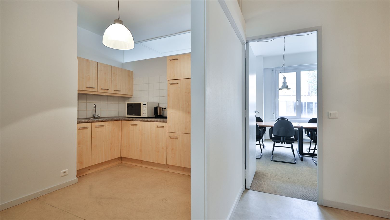 Commercieel gelijkvloers met veel parkeerplaats voor de deur - foto 5