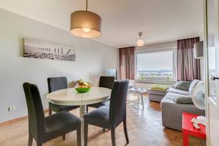 Tof en lichtrijk één slaapkamer appartement op de <strong>7e verdieping</strong> van Residentie Fabiola III. Deze residentie heeft een heel <strong>goede bereikbaarheid</strong> naar de E17, de Grote Markt van Sint-Niklaas en is gelegen vlakbij het Waasland Shopping Center. Het appartement heeft een inkomhal, een ingerichte keuken, een woonkamer, 1 slaapkamer, een badkamer (met douche & lavabo) en een aparte toilet. Er is ook een <strong>bijzonder rustig doorloopterras van 11m²</strong> grenzend aan de woonkamer, keuken en slaapkamer van waarop je een <strong>prachtig uitzicht</strong> hebt. Het appartement beschikt over <strong>centrale verwarming </strong>op aardgas en <strong>PVC ramen met dubbel glas</strong>. In het gebouw is ook een <strong> collectieve fietsenberging</strong> aanwezig. Het appartement heeft een bijzonder <strong>gunstig EPC</strong> van 130 kWh/m². <br /><br /><u>Huurprijs:</u><br />Appartement: € 790/maand<br />+ Gemeenschappelijke kosten: € 50/maand <br />+ Verwarming en waterverbruik: provisie van 75€/maand (met op het einde van het jaar een afrekening op basis van het effectieve verbruik)<br /><em>Individuele teller voor elektriciteit.</em><br /><br />Het appartement is<strong> onmiddellijk beschikbaar.</strong><br /><br /><strong>Een bezoek kan uitsluitend door een mail te sturen naar <u>cvg@claves.be </u></strong>