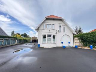 Deze ruime, charmante open bebouwing voor gemengd gebruik ligt aan de belangrijkste invalsweg van Gistel.<br />Wie op zoek is naar een ruime woning met veel potentieel op een goed zichtbare locatie zal hier zijn gading in vinden!<br /><br />De woning omvat een inkomhal, met gastentoilet, een ruime leefruimte met bar, een grote, geïnstalleerde keuken met afzonderlijke zithoek.<br />Op het gelijkvloers werd er enkele jaren terug een extra badkamer gecreëerd.<br />Op de verdieping is er een nachthal, een badkamer met alle comfort en drie kamers, waarvan twee slaapkamers uitzonderlijk groot zijn.<br />Voor de woning is er veel parkeerruimte en indien gewenst kan hier een mooie buitenruimte worden gecreëerd.<br /><br />Dit pand kan dienst doen als ruime gezinswoning of voor mensen met een zelfstandige activiteit.<br />Wil je meer informatie of een bezoek, neem dan contact met Kris via mail naar kris.bauwens@albert.immo of bel 0470/ 51 04 09.