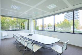 Verscheidene verdiepingen te huur in modern gebouw met veel lichtinval. Oppervlaktes van 235m² tot 3575m². Elke verdieping is voorzien van zijn eigen sanitair en keuken. Het gebouw is makkelijk bereikbaar met zowel het openbaar vervoer (Lijn 21,33,180-183) als met de auto. Met de A12, E19 en R11 in de directe omgeving. Er zijn parkeerplaatsen beschikbaar buiten (€680/pp/pj) en binnen (€1000/pp/pj). Gelegen op een mooie locatie met het Den Brandt park op wandelafstand.