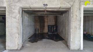 <p><span>Gunstig gelegen ondergrondse garagebox aan het Brilschanspark in Berchem.</span></p><p><span>Inrit via de Florent Bauduinstraat. </span></p><p><span> </span></p><p><span>In hetzelfde gebouw wordt een kelderberging van 2.500 euro eveneens te koop aangeboden.</span></p><p><span> </span></p><p><span>Voor meer info of een bezoek ter plaatse bel 03/449.42.41 of surf naar www.habicom.be </span></p><p><span>Benieuwd naar de waarde van jouw woning? Check het gratis op www.watismijnhuiswaard.be</span></p><p><span> </span></p>