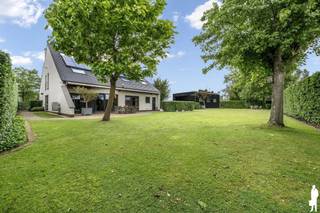 <p><strong>Prachtige woning met 5 ruime slaapkamers, 2 badkamers, zuidoost tuin met groenzicht en apart magazijn</strong><br /><br /><strong>Algemeen:</strong><br />- Energiezuinige woning met EPC A<br />- Bewoonbare oppervlakte: ca. 400 m²<br />- Extra magazijn met aparte autostaanplaatsen<br />- Optimale lichtinval<br />- Het gelijkvloers en de tweede verdieping zijn recent volledig vernieuwd<br />- Groenzicht achteraan<br />- Zuidoost tuin met verschillende terrassen<br />- Prachtige leefruimte met open keuken en ontbijthoek (volledig geïnstalleerd en vernieuwd)<br />- Master bedroom met dressing en badkamer met ligbad en douche<br />- 3 (mogelijk 4) grote slaapkamers en badkamer op eerste verdieping<br />- Bureauruimte met archief<br />- Inpandige garage en oprit met voldoende parkeergelegenheid<br /><br /><strong>Onmiddellijke omgeving:</strong><br />- Zeer vlotte bereikbaarheid naar Antwerpen en Brussel (E19 en trein)<br />- Nabij het centrum van Rumst, Kontich en Aartselaar met scholen, winkels, openbaar vervoer en verschillende natuurgebieden op fiets- en wandelafstand<br /><br /><strong>Technische kenmerken:</strong><br />- Gunstig EPC: 93 kWh(m²/jaar) ; label A<br />- Bouwjaar 1998<br />- Automatische toegangspoort met videofoon<br />- Parketvloeren, ingemaakte kasten, duurzame materialen<br />- Zonnepanelen (60); airco ; domotica ; zonneweringen ; alarmsysteem en camerabewaking<br /><br /><strong>Indeling:</strong><br /><span>Gelijkvloerse verdieping</span><br />- Riante inkomhal met apart gastentoilet<br />- Prachtige leefruimte met toegang tot de tuin en het terras<br />- Ruime zithoek met gashaard en ingemaakte kasten<br />- Open leefkeuken, volledig uitgerust (SIEMENS) en met een kookeiland<br />- Berging met ingemaakte kasten en doorgang naar de garage<br />- Inpandige garage voor 2 à 3 wagens (ca. 66 m²)<br /><br /><span>Eerste verdieping</span><br />- Bureauruimte met archief, 4e slaapkamer mogelijk<br />- 3 volwaardige slaapkamers<br />- Ruime wasplaats<br />- Badkamer volledig uitgerust met een ligbad, douche en dubbel wasmeubel<br /><br /><span>Tweede verdieping</span><br />- Master bedroom met dressing en luxe badkamer met ligbad en douche<br />- Technische ruimte en extra bergzolder<br /><br /><span>Extra troef</span><br />- Buitenpandig magazijn van ca. 75 m²<br />- Ideaal voor vrije beroepen of zelfstandige activiteiten<br /><br />Stedenbouwkundige inlichtingen in aanvraag.</p>
