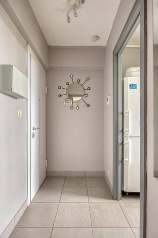 Gezellig appartement met terras en 2 slaapkamers<br /><br />Dit appartement beschikt over een inkomhal, een lichtrijke woonkamer, een ingerichte keuken met rechtstreekse toegang tot het terras, een nachthal, twee slaapkamers een badkamer en aparte toilet.<br /><br />Dankzij de praktische indeling en het aangename terras geniet u hier van comfortabel wonen op een gunstige ligging.<br />Er is een private kelder en een garagebox aanwezig.<br /><br />Interesse? Plan zelf eenvoudig uw bezoek in via www.woonkantoor.be.<br />Voor meer info: antony@woonkantoor.be - 0473/63.93.69