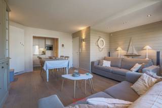 Op zoek naar de combinatie van rust en groen met toch de zee binnen handbereik? Dan is dit een echte voltreffer! Dit appartement bevindt zich aan de rand van de villawijk, op een boogscheut van het strand, en biedt u zo het beste van twee werelden.<br /><br />Het appartement maakt deel uit van een kleinschalige residentie, wat meteen zorgt voor een uiterst charmante en huiselijke uitstraling. Binnenin is het appartement volledig gerenoveerd en gezellig ingericht, waardoor u hier zonder zorgen kan intrekken. Met 2 volwaardige slaapkamers biedt dit appartement voldoende ruimte voor een gezin of voor wie regelmatig bezoek krijgt.<br /><br />Ook praktisch zit het hier snor: de kelderberging is inbegrepen bij het appartement. Energetisch scoort dit appartement bovendien uitstekend, met een EPC van 139 kWh/m²jaar behaalt het met glans het B-label! Bovendien hoeft u geen verhuis te plannen, het appartement wordt gemeubeld aangeboden.<br /><br />Het appartement beschikt zowel voor- als achteraan over elektrische rolluiken waardoor privacy en slaapcomfort optimaal is.