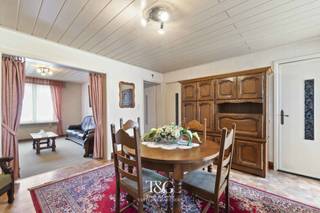 <p>Charmante en verrassend ruime woning met tuin en garage, ideaal gelegen.</p>
<p>Bij het binnenkomen is er een aparte, veelzijdige ruimte die perfect dienst kan doen als slaapkamer of bureau. Aansluitend vindt u de gezellige woonruimte met zithoek en een lichtrijke keuken die uitkijkt op de tuin. Verder beschikt het gelijkvloers over een badkamer met bad, douche en toilet, een praktische berging en een kelder.</p>
<p>Op de tussenverdieping bevindt zich een tweede slaapkamer. De eerste verdieping herbergt een ruime derde slaapkamer.</p>
<p>De zolderverdieping, bereikbaar via een vaste trap, biedt nog heel wat potentieel en kan verder ingericht worden naar eigen wensen.</p>
<p>Buiten geniet u van een aangename tuin met terras, een garage en voldoende buitenruimte om in alle rust te vertoeven.</p>