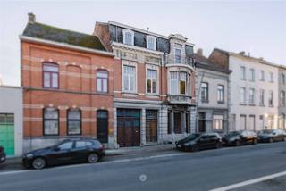 RENAIX - Vous êtes à la recherche d'une maison de maître avec garage au centre de Renaix?Cette opportunité est peut-être bien faite pour vous. Les...