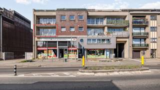 Appartement spacieux de 119 m² situé dans un emplacement privilégié à Deurne, au niveau de la Bisschoppenhoflaan, à proximité du stade Bosuil et du Sportpaleis. Le petit complexe d'appartements comprend 9 appartements et un local commercial et a été achevé en 2003.<br /><br />Disposition :<br />Vous entrez dans le spacieux hall d'entrée / couloir de l'appartement. Ce couloir donne accès aux toilettes séparées et aux 2 chambres à coucher en novylon à l'arrière du complexe, qui ont toutes deux accès à la terrasse à l'arrière par une porte / fenêtre à battants. La salle de bains est également située à l'arrière et est équipée d'une baignoire et d'un lavabo dans un meuble.<br />De l'entrée, vous accédez au spacieux salon d'environ 50 m² (!) sur moquette. Par une double porte coulissante, vous avez accès depuis le salon à la terrasse couverte à l'avant. La cuisine et le débarras / buanderie attenant se trouvent à côté de la pièce à vivre. La cuisine est équipée de nombreux placards de rangement, d'un évier double et d'une plaque de cuisson en céramique avec hotte, et offre également un accès à la terrasse à l'arrière.<br /><br />Cave privée (n° 3) accessible par ascenseur.<br /><br />Local à vélos commun dans la cave avec accès direct par un escalier pour vélos sur le côté du bâtiment.<br /><br />Particularités :<br />- emplacement favorable et central<br />- ascenseur jusqu'à la cave<br />- spacieuse cave privée (n° 3)<br />- l'appartement est loué à 820,60 EUR + 50 EUR de charges communes<br />- chauffage au gaz naturel avec chaudière murale à haut rendement et radiateurs<br />- menuiserie en aluminium avec double vitrage<br />- bon EPC (label B) de 199 kWh/m²/an<br />- les charges communes s'élèvent à environ 100 EUR/mois. Des informations sur le syndic sont en cours de demande.