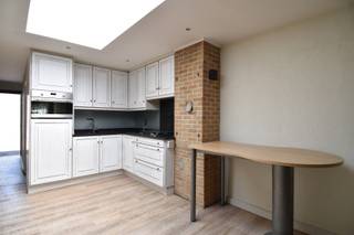 Welkom in deze charmante stadswoning gelegen in de Boerderijstraat, op een boogscheut van het bruisende centrum van Kortrijk. Deze woning...