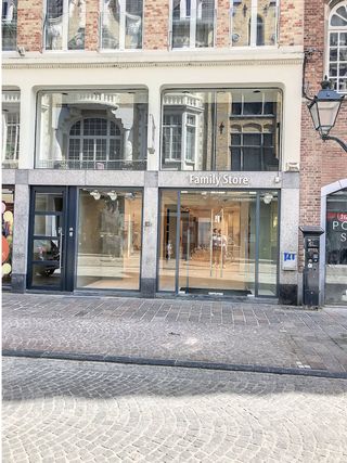 Ready to move in commercial property for rent in the center of Ypres. The building is located near the Grote Markt and therefore has a lot of visibility. Surface: +/- 230 m²Specifications:- commercial space- sanitary - kitchenette Availability: Immediately availableAre you looking for commercial property consisting of commercial property for rent in the center of Ypres? Don't hesitate to contact us on 056 21 11 11!