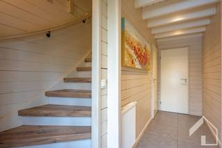 <p><span>Zeer charmante en instapklare woning op prachtig perceel van 1.198 m² in rustige, groene omgeving te Schilde</span></p><p><span>In een doodlopende straat, midden in het groen en op een bijzonder rustige locatie in Schilde, bevindt zich deze uiterst charmante en met veel zorg gebouwde woning uit 2011. Gelegen op een mooi perceel van maar liefst 1.198 m² combineert deze eigendom ruimte, comfort en een aangename woonomgeving met een uitstekende bereikbaarheid.</span></p><p><span>Bij het betreden van de woning valt meteen de lichtrijke en ruime leefruimte op. Dankzij de grote raampartijen geniet u hier van een overvloed aan natuurlijk daglicht en een prachtig zicht op het terras en de tuin. De leefruimte sluit naadloos aan op de volledig ingerichte keuken, die praktisch en functioneel werd ontworpen voor dagelijks gebruik. Aansluitend bevindt zich een handige berging met aansluiting voor wasmachine en droogkast. De inkomhal beschikt over een apart gastentoilet.</span></p><p><span>Op de eerste verdieping bevinden zich drie volwaardige en ruime slaapkamers die elk een aangenaam ruimtegevoel bieden. De badkamer is verzorgd ingericht en uitgerust met een douche, wastafel en toilet.</span></p><p><span>Buiten vormt de zeer ruime, zuidoost georiënteerde tuin een absolute troef. Dankzij de gunstige oriëntatie geniet u hier de hele dag van zonlicht. Het ruime terras nodigt uit tot gezellige momenten met familie en vrienden. De tuin is bovendien volledig omheind, wat zorgt voor extra privacy en veiligheid voor kinderen en huisdieren. De oprit biedt plaats aan meerdere wagens.</span></p><p><span>De ligging is bijzonder gegeerd: rustig wonen in een groene omgeving, maar toch vlakbij winkels, scholen, horeca en sportfaciliteiten. Ook belangrijke invalswegen richting Antwerpen en omliggende gemeenten zijn vlot bereikbaar, wat deze woning ideaal maakt voor gezinnen en pendelaars.</span></p><p><span>Daarnaast scoort de woning ook technisch uitstekend met een gunstige EPC-score B, conforme elektriciteit en een volledig vergunde toestand.</span></p><p><span>Een unieke kans voor wie op zoek is naar een charmante, recente en instapklare woning op een toplocatie in Schilde.</span></p><p><span> </span></p><p><span>Plan je graag een bezoek? 0492/39.16.32 (Jelle) |  info@immomk.be - ook voor een correcte waardebepaling kan u bij ons terecht.</span><span> </span></p><p><span> </span></p>