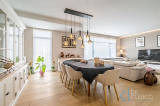<p><span>Dit ruim en lichtrijk appartement is gelegen in de verzorgde residentie Camelia, op een strategische locatie met een uitstekende bereikbaarheid nabij het Liedemeerspark. In de onmiddellijke omgeving bevinden zich scholen, winkels e.d. Dankzij de bushalte voor de deur is het centrum van Gent bovendien vlot bereikbaar. Ook met de fiets bereikt u het stadscentrum in 15 minuten. </span></p><p><span>De residentie onderscheidt zich door haar moderne architectuur, verzorgde gevel en goed onderhouden gemeenschappelijke delen. </span></p><p><span>Via de inkomhal met vestiaire en afzonderlijk toilet betreedt u het appartement. Door de glazen schuifdeur komt u in de grote, lichtrijke leefruimte. De combinatie van de warme beige tinten, natuurlijke lichtinval, fraaie houten parketvloer en het aangename uitzicht op het groen zorgt hier voor een bijzonder rustige en aangename woonomgeving. De leefruimte sluit rechtstreeks aan op het terras aan de voorzijde, met zicht op de eerste tuin. De open keuken vormt een mooi geheel met de living en is uitgerust met de nodige toestellen en landelijke maatkasten die harmonieus aansluiten bij de stijl van het appartement. Aansluitend bevindt zich een praktische, koele berging/wasplaats met voldoende ruimte voor extra toestellen, zoals een vriezer en opbergrekken. Verder beschikt het appartement over een efficiënt ingedeelde badkamer met zowel een inloopdouche als ligbad en een lavabomeubel. De drie volwaardige slaapkamers maken het appartement ideaal geschikt voor gezinnen, maar bieden ook de nodige ruimte voor een bureau, dressing of hobbykamer. </span></p><p><span>Een van de absolute troeven van dit appartement is de uitzonderlijke buitenruimte. Naast het terras en de tuin aan de voorzijde beschikt het pand aan de achterzijde over een tweede ruime tuin met terras én tuinberging. Dit is perfect geschikt voor wie in alle rust en privacy van het buitenleven wil genieten. Tot slot beschikt het appartement over een ondergrondse, afgesloten garage, die extra parkeergelegenheid biedt, maar eveneens bijkomende bergruimte creëert. </span></p><p><span>Met een EPC-label A en een conform elektriciteitsattest voldoet het appartement aan de hedendaagse vereisten. Dankzij het uitstekend onderhoud is het appartement volledig instapklaar. </span></p><p><span>Een ruim en energiezuinig appartement met 3 slaapkamers, 2 tuinen, 2 terrassen, een gunstige ligging nabij Gent én een ondergrondse afgesloten garage is bijzonder uniek op de markt. Dit alles wordt aangeboden voor een vraagprijs van € 495.000, excl. verkooprechten. Aarzel niet en maak meteen uw afspraak via anais@vastgoed-dc.be of via de website. </span></p>