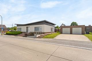 <strong>Te renoveren vrijstaande laagbouwwoning met bijgebouw op ruim hoekperceel te Sint-Katelijne-Waver.</strong><br />
<p><span>Deze vrijstaande laagbouwwoning met volledige onderkeldering bestaande uit een garage, berging en kelder alsook een afzonderlijk bijgebouw is gelegen op een mooi hoekperceel aan de Offendonkstraat en de Wilsonstraat, op een centrale locatie nabij het centrum van Sint-Katelijne-Waver. Dankzij de straatbreedte van circa 40 meter geniet het perceel van een uitstekende zichtbaarheid en tal van mogelijkheden.</span></p>
<p><span>De ligging vormt een belangrijke troef. In de gemeentekern en binnen een straal van ongeveer 2 km bevinden zich winkels, scholen, kleinhandel en diverse dienstverleningen. Een bushalte bevindt zich op slechts 100 meter van de woning, terwijl het treinstation bereikbaar is binnen ongeveer 3 km. Bovendien geniet u van een vlotte verbinding naar de R6 en de E19. <br />Talrijke groen- en recreatiemogelijkheden bevinden zich eveneens in de directe omgeving.</span></p>
<p><span>De woning werd opgericht in 1965 en steeds met zorg onderhouden. Hoewel de woning zich in een degelijke staat bevindt, dringt een grondige renovatie zich vandaag aan, zowel op vlak van technieken als afwerking. Dit biedt de toekomstige eigenaar de kans om de woning volledig naar eigen smaak en hedendaagse normen in te richten.</span></p>
<p><span>Een bijkomend voordeel is het volledig gelijkvloerse woonprogramma. De woning omvat een ruime inkomhal, een lichtrijke leefruimte met aansluitende keuken, een badkamer en twee volwaardige slaapkamers. Grenzend aan de keuken bevindt zich een gezellig overdekt terras waar het aangenaam vertoeven is.</span></p>
<p><span>Naast de woning staat een vergund bijgebouw van circa 48 m², opgericht in 1987. Dit gebouw beschikt over twee sectionaalpoorten en werd door de huidige eigenaars gebruikt als dubbele garage met bijkomende bergruimte. Tevens zijn aan- en afvoerleidingen voor water aanwezig, waardoor het gebouw voor diverse doeleinden kan worden aangewend.</span></p>
<p><span>Dankzij de ruime parkeermogelijkheden op eigen terrein, de interessante hoekligging en de combinatie van woning, kelder en multifunctioneel bijgebouw vormt dit pand een unieke opportuniteit voor wie op zoek is naar een renovatieproject met veel potentieel op een uitstekende locatie.<br /><br />Interesse en/of vragen, aarzel niet en contacteer ons kantoor te Keerbergen of Mechelen voor een bezichtiging!<br /></span></p>