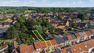 Located at 34 Korte Geemstraat in Hamme, on a quiet one-way street with low traffic, this charming home is perfect for first-time buyers and offers great potential with its two bedrooms.<br /><br />Upon entering, you are welcomed by a spacious storage area ideal for bikes, coats, or umbrellas. Through the wide entrance hall, you access the separate toilet and the bathroom, which features a sink and a renovated walk-in shower.<br /><br />The cozy living room boasts a charming stone accent wall and opens onto an open kitchen with a lovely view of the deep garden.<br /><br />Upstairs, you will find two spacious bedrooms.<br /><br />Interested in learning more or scheduling a visit? Contact us by email at felix@uw-huis.be or by phone at 052 46 38 03.