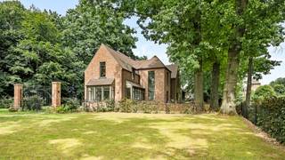 Exclusieve architectenwoning (Luc Toelen) op toplocatie aan de voet van het Kluisbos.
Deze prachtige architectenwoning combineert ruimte, karakter en een uitzonderlijke ligging met een adembenemend uitzicht.
Dankzij de royale volumes biedt dit pand tal van mogelijkheden: exclusieve gezinswoning, kantoor, praktijk, B&B of investeringsproject (plannen aanwezig voor 4 luxe-appartementen).
Indeling: indrukwekkende inkomhal, gezellige leefruimte, ruime keuken met extra leefruimte, tweede keuken, bureauruimte/polyvalente ruimte, berging, sanitaire voorzieningen en een volledig onderkelderde garage met plaats voor 8 wagens.
Op de verdieping bevinden zich 4 ruime slaapkamers met uitbreidingsmogelijkheden voor extra badkamers. De zolderverdieping kan ingericht worden met 2 extra slaapkamers.
Troeven
✔ Architectuur van Luc Toelen
✔ Absolute topligging aan het Kluisbos
✔ Volledig onderkelderd met garage voor 8 wagens
✔ Uitzonderlijk uitzicht en veel privacy
✔ Geschikt als exclusieve woning, kantoor, praktijk, B&B of investeringsproject
✔ Mogelijkheid tot realisatie van 4 luxe-appartementen (plannen aanwezig)
✔ Enorm veel potentieel op een unieke locatie
Een uitzonderlijke eigendom waar wonen, ondernemen en investeren perfect samenkomen, op een absolute toplocatie!
Bezoek na afspraak met IMMO BEGUIN: info@immobeguin.be
