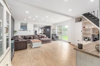 <p><strong>Te koop in Londerzeel: woning met 5 slaapkamers nabij recreatievijver</strong></p><p><br /></p><p>Deze verrassend ruime woning combineert een uitstekende ligging met een zee van ruimte en is uniek gelegen vlak naast een prachtig recreatiedomein met tal van zwem-, sport- en ontspanningsmogelijkheden. Dankzij de strategische ligging nabij de A12 geniet u bovendien van een uiterst vlotte verbinding richting Brussel en Antwerpen. De flexibele indeling biedt de mogelijkheid om een extra slaapkamer te creëren, wat het ideaal maakt voor grote gezinnen. Aanpalende gemeenten zoals Kapelle-op-den-Bos, Merchtem, Grimbergen, Willebroek, Meise en Wolvertem zijn zeer makkelijk bereikbaar.</p><p><br /></p><p><strong>Belangrijkste ruimtes:</strong></p><p>• Gezellige woonkamer met veel lichtinval.</p><p>• Keuken uitgerust met een inductiekookplaat, oven, microgolf en een handige bar-tablet.</p><p>• Grote badkamer voorzien van een douche, ligbad, dubbel wastafelmeubel en toilet.</p><p>• 5 slaapkamers (31 m² met airco, 24 m², 16 m², 16 m² en 9 m²).</p><p>• Inkomhal en ruime nachthal.</p><p>• Handige berging voor extra opslag.</p><p>• Garage met waterverzachter, bergruimte en aansluitingen voor wasmachine en droogkast.</p><p><br /></p><p><strong>Troeven:</strong></p><p>• Unieke ligging direct naast een recreatiedomein met sport- en zwemactiviteiten.</p><p>• Uitstekende mobiliteit nabij de A12 met een snelle verbinding naar Antwerpen en Brussel.</p><p>• Maar liefst 5 slaapkamers met de mogelijkheid tot het creëren van een extra slaapkamer.</p><p><br /></p><p><strong>Wens je een bezoek? Contacteer dan ERA LEUS &amp; TOYE via 02/335.11.12 en plan een afspraak met Thierry Van Campenhout.</strong></p>