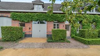 Op een idyllische locatie met onbelemmerd zicht over de achterliggende akkers, bevindt zich deze karaktervolle woning met tal van...