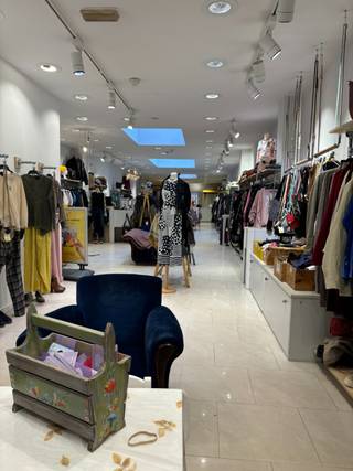 Handelspand ideaal gelegen in het beste deel van de Leuvensesteenweg naast Madouplein.<br />Gemakkelijk bereikbaar met het openbaar vervoer.<br />Ketens in de buurt: Domino's Pizza, Carrefour express, Pearle...<br />Voor meer informatie, bel 02 513 77 00.