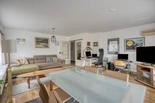 <p>Te koop: instapklaar appartement met 3 slaapkamers in Mechelen, op wandelafstand van winkels, horeca en openbaar vervoer.</p><p><br /></p><p>Dit appartement combineert een verzorgde afwerking met conforme attesten, waardoor u zonder zorgen kunt verhuizen. Gelegen in het bruisende centrum van Mechelen, geniet u van alle stedelijke voorzieningen binnen handbereik. Bovendien is er een autostaanplaats beschikbaar bij aankoop voor € 20.000, wat het comfort compleet maakt.</p><p><br /></p><p>Belangrijkste ruimtes:<br />• Woonkamer met airco en veel lichtinval<br />• Keuken met dubbele spoelbak, vaatwasser, dampkap, oven en inductiekookplaat<br />• Drie slaapkamers<br />• Badkamer met inloopdouche, wastafel in meubel en aansluiting voor wasmachine<br />• Apart toilet met handenwasser<br />• Inkomhal<br />• Terras<br />• Kelder</p><p><br /></p><p>Troeven:<br />• Instapklaar met conforme attesten<br />• Centrale ligging in Mechelen<br />• Mogelijkheid tot aankoop van autostaanplaats (€ 20.000)</p><p><br /></p><p>Neem vandaag nog contact op met uw ERA-makelaar voor een bezoek.</p><p><br /></p><p>JOUW DROOMAPPARTEMENT. ZO GEVONDEN!</p>