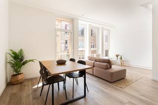 Locatie<br /><br />Dit volledig gerenoveerd appartement is gelegen in een centrale locatie in Antwerpen-Noord waar buurtwinkels, supermarkten, gezellige horecazaken en dagelijkse voorzieningen zich op wandelafstand bevinden. Voor wie houdt van groen en ontspanning ligt Park Spoor Noord op slechts enkele minuten wandelen. Ook het Centraal Station bevindt zich vlakbij, terwijl tram-, bus- en Velo-stations zorgen voor een uitstekende verbinding met de rest van de stad. <br /><br />Beschrijving<br /><br />Gelegen op de tweede verdieping van een verzorgd gebouw met slechts zes appartementen, geniet dit instapklaar appartement van een aangename lichtinval en een modern karakter. Bij het binnenkomen komt u terecht in de lichtrijke leefruimte, waar voldoende plaats is voorzien voor zowel een zithoek als een gezellige eethoek. De tijdloze keuken is voorzien van een oven en vaatwasser en biedt rechtstreeks toegang tot het terras aan de achterzijde van het gebouw. Via de nachthal bereikt u een afzonderlijk gastentoilet, een verzorgde betegelde badkamer en twee slaapkamers die eveneens aan de achterzijde gelegen zijn. Een privatieve kelderberging vervolledigt het geheel.<br /><br />Belangrijkste kenmerken:<br />- Gerenoveerd<br />- Alle meters individueel<br />- Privatieve kelderberging<br />- Energiezuinig (EPC-label B)<br />- Elektrische installatie conform<br />- Asbestveilig<br /><br />Verplichte vermeldingen<br />EPC: 154 kWh/m² <br />P-score: D &amp; G-score: D<br />Stedenbouw: in aanvraag