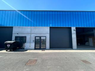 Recent en goed gelegen magazijn in het industriepark "Grote Nest" te Evergem, langs het kanaal Gent-Terneuzen en met een uitstekende...