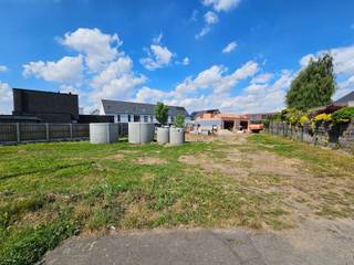Ontdek deze bouwgrond in de Kleine Ardooisestraat in Roeselare; een rustige en aangename omgeving, perfect voor wie dicht bij het centrum wil wonen zonder de drukte van het
stadsleven. De Kleine Ardooiesestraat biedt een ideale balans tussen comfort en gemak in een gezellige, groenrijke buurt.

Dit perceel voor open bebouwing is 676 m². Je kiest zelf het ontwerp en de materialen voor jouw droomwoning. We bouwen jouw nieuwe, energiezuinige woning volledig op maat én tegen een vaste prijs.

Contacteer ons voor meer informatie of een afspraak. 