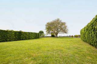 <p>Deze instapklare villa blinkt uit in ruimte, comfort en kwaliteit. Perfect voor gezinnen, samengestelde gezinnen, thuiswerkers of wie extra ruimte zoekt voor hobby’s. De woning werd met zorg onderhouden en afgewerkt met duurzame, kwalitatieve materialen. Dankzij het gunstige EPC B en de talrijke recente renovaties hoeft u hier werkelijk niets meer te doen: verhuizen en genieten volstaat.</p>
<p>Gelijkvloers<br />Via de inkomhal met gastentoilet betreedt u de woning. Op het gelijkvloers vindt u verder een bureauruimte, een praktische berging, een eetplaats en een open, volledig uitgeruste keuken. De grote raampartijen zorgen voor een overvloed aan daglicht en creëren een mooie connectie met de tuin.<br />Achteraan bevindt zich een zonnig terras, ideaal voor lange zomeravonden. Aan de zijkant van de woning is er een tweede terras, zodat u op elk moment van de dag van de zon kunt genieten.</p>
<p>Eerste verdieping<br />Op de verdieping bevindt zich een ruime master bedroom met ensuite douchekamer, dubbele wastafel en toilet. Daarnaast zijn er nog vijf volwaardige slaapkamers, een vernieuwde badkamer met ligbad en wastafel, en een apart toilet. Ideaal voor grote of samengestelde gezinnen.</p>
<p>Extra troeven: Dubbele garage met automatische poorten, Verwarmde kelder, perfect als hobbyruimte of extra opslag, nieuwe, zuinige gasbrander, 18 zonnepanelen.</p>
<p>Meer info? Een bezoek? Bel Jordi 0477/32.61.53</p>